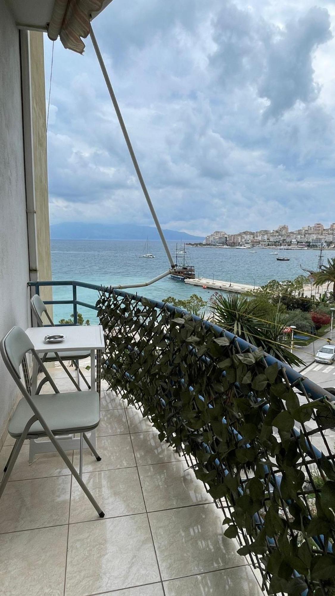 Sea Breeze Apartment Sarandë Esterno foto